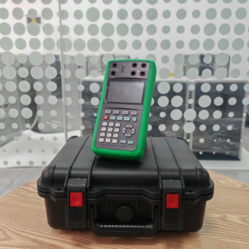 實(shí)拍高精度熱工校驗(yàn)儀  4.jpg